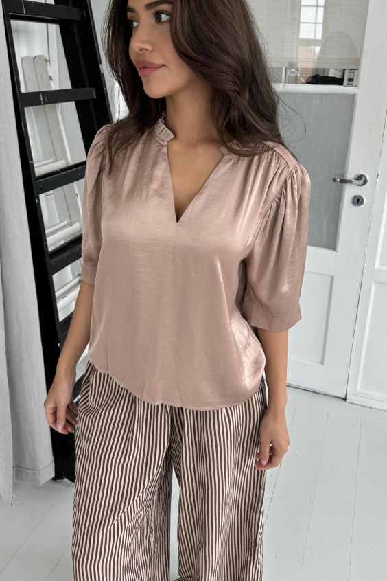 Continue - Bluse - Moe V Neck Satin - Nougat